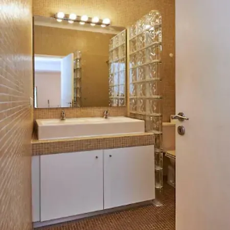 Timeless At The Heart Of The Village Apartment
